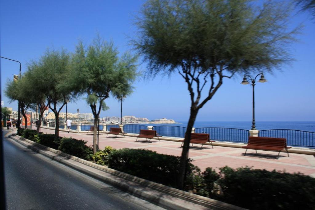Apartament Chic 2Br Penthouse Steps From The Promenade Sliema Zewnętrze zdjęcie