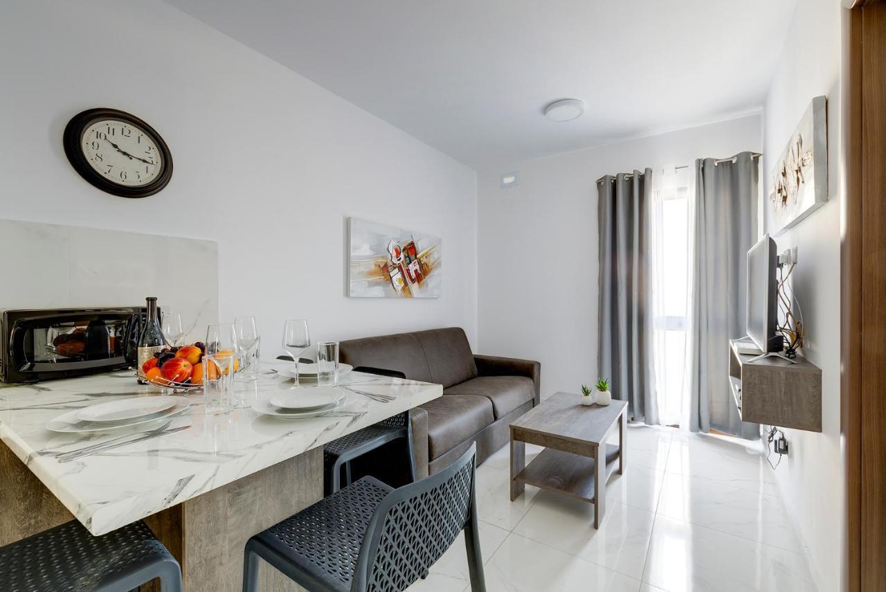 Apartament Chic 2Br Penthouse Steps From The Promenade Sliema Zewnętrze zdjęcie